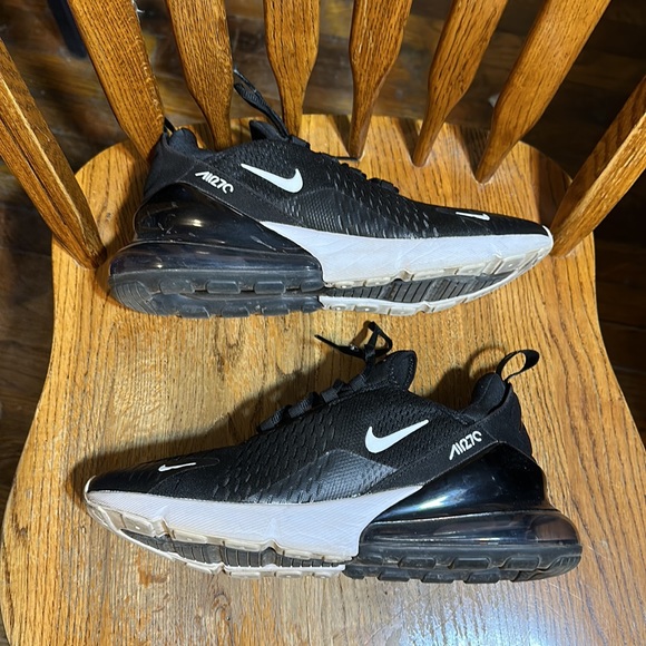 Barely worn Womens Nikes in great condition!! - Picture 3 of 8